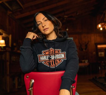 woman wearing long sleeve shirt